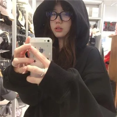萝莉与太妹的友谊《下妻物语》深田恭子土屋太凤：穿洛丽塔的乖乖女与骑重机车的暴走族爆笑青春